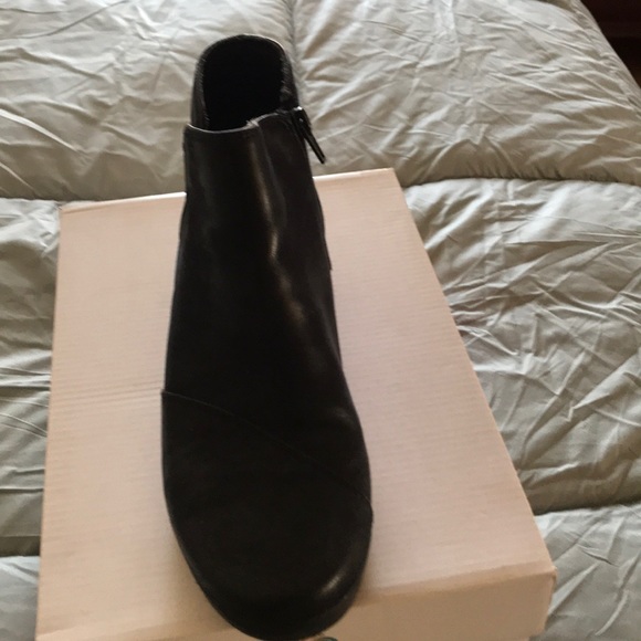 Shoes - Picture 2 of 4